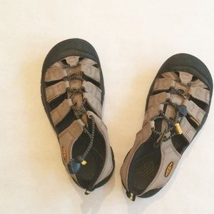 KIDS KEEN SANDALS SIZE 2