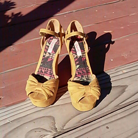 Beautiful suede Mustard wedges