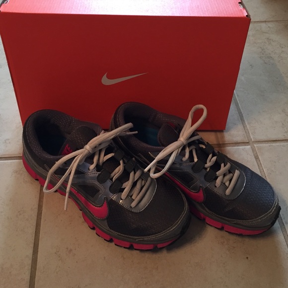 ✔️Metallic gray and pink Nike dual fusion ✔️