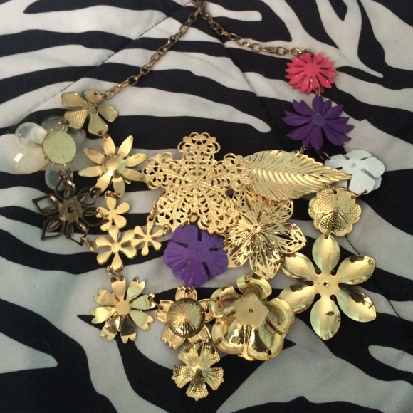 Flower necklace - Picture 3 of 3