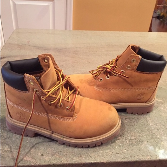Boys sz 2 Timberlands boots. Very good condition.