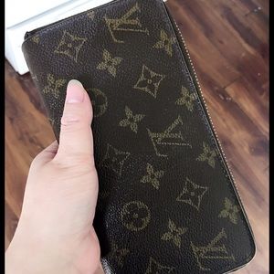 Price firm.Authentic Louis Vuitton Zippy wallet.