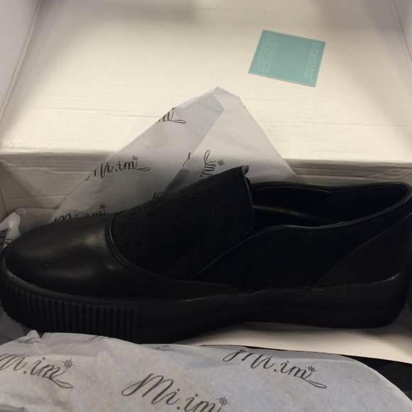 Platform black sneakers with faux fur