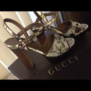 Gucci floral platform sandals. 🌸Never been worn!