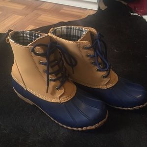 Weatherproof duck boots