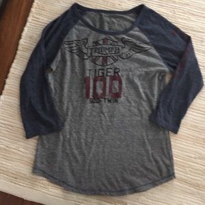 Raglan tee. Medium.