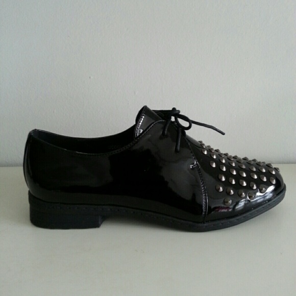 Women's Refresh black studded toe shoes so 7.5