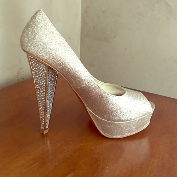 Hot! 🔥4 1/2 in high heels in GOLD with BLING💍