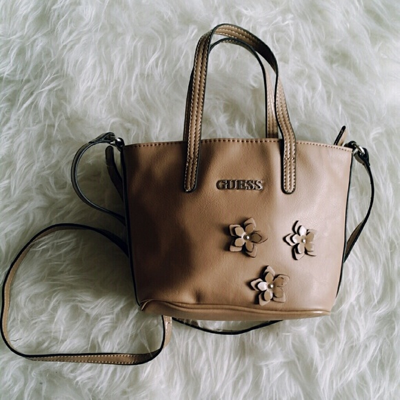 ⬇PRICE DROP❗🌸 Small Guess crossbody tote