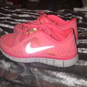 Nike free 5.0 hot pink coral