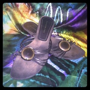 Black Bandolino sandal with stone