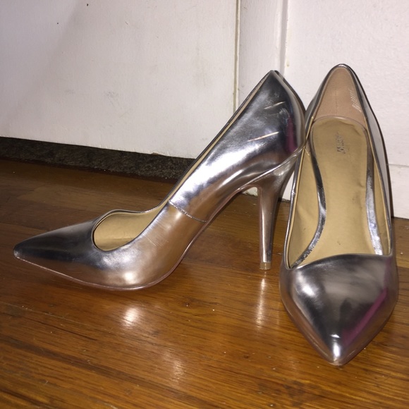 Silver pointed toe heels!