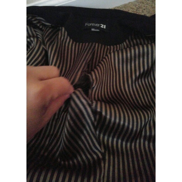 Forever 21 3/4 sleeeve black blazer - Picture 4 of 4