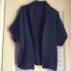 Chunky, short sleeved sweater.