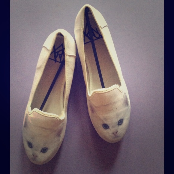 BRAND NEW YRU Kitten Flats