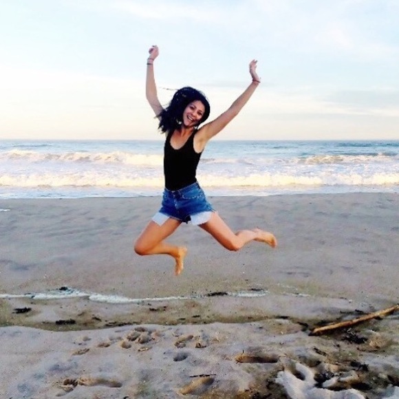 Meet your Posher, Julia - Picture 2 of 4