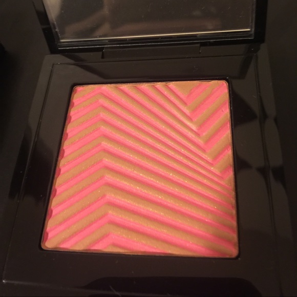 SALE 🎈 MAC COLLECTION THE ART OF POWDER 🎨 - Picture 4 of 4