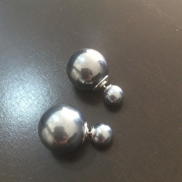 925 Sterling silver post with black pearls