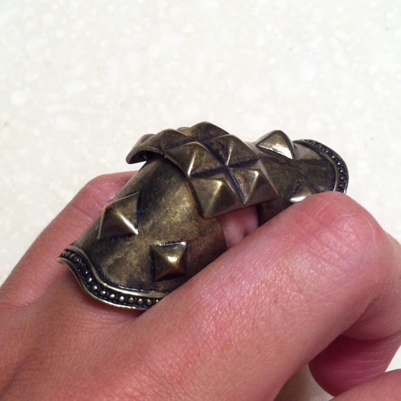 Forever 21 Jewelry - Pyramid Stud Knuckle Ring