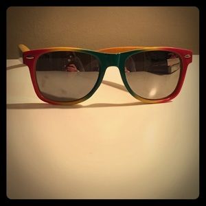 Novelty sunglasses with a mirrored lens