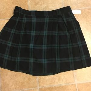 🔴🔴SOLD 🔴🔴Black and green plaid skirt