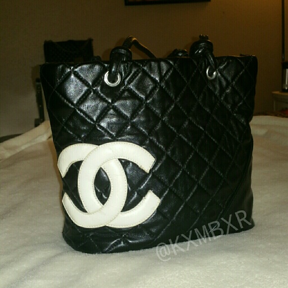 SOLD !! 🎀 Black and white shoulder bag. 🎀 SOLD !