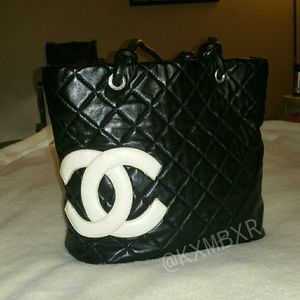 SOLD !! 🎀 Black and white shoulder bag. 🎀 SOLD !