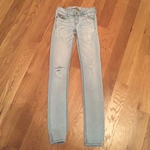 ⚠️sold⚠️Hollister light wash jeans