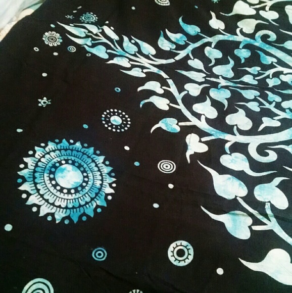 NEW TIE DYE TAPESTRY - Picture 3 of 4