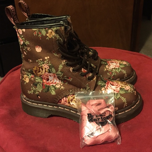 ⚡️SALE!⚡️Floral print dr martens. NEW
