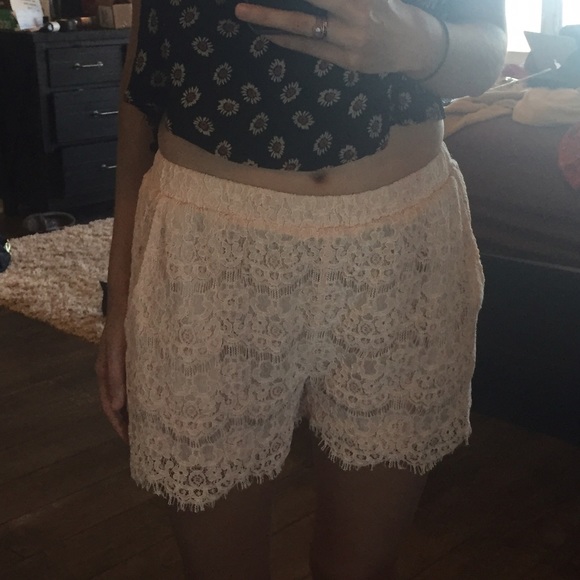 ❌SOLD❌ HP • Romantic Cream Lace Shorts • - Picture 4 of 4