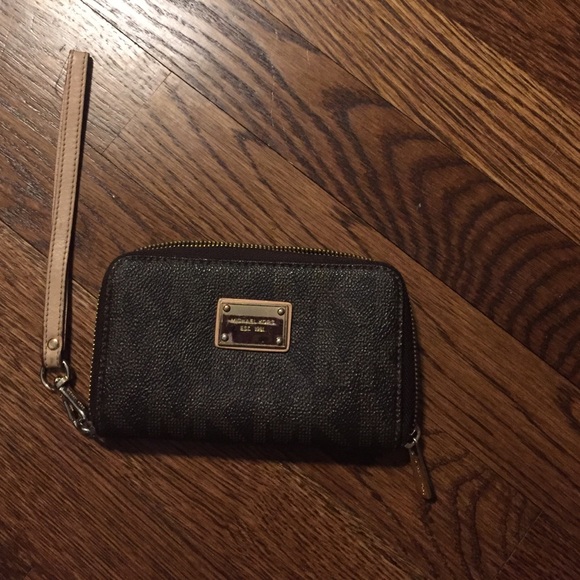 Michael kors wristlet