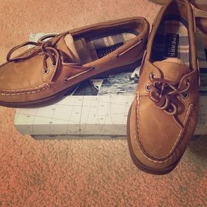 On hold! Sperry Top sider