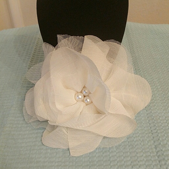 Pearl flower hair clip