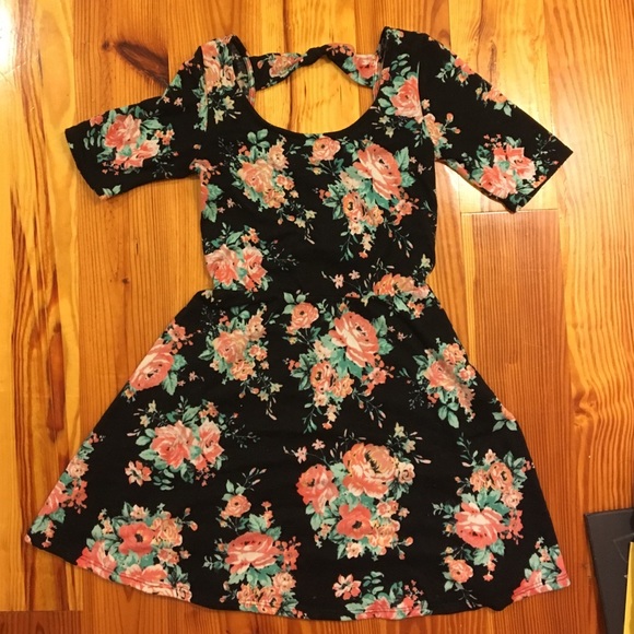 Rue21 Dresses & Skirts - Floral Print Back-Bow Dress