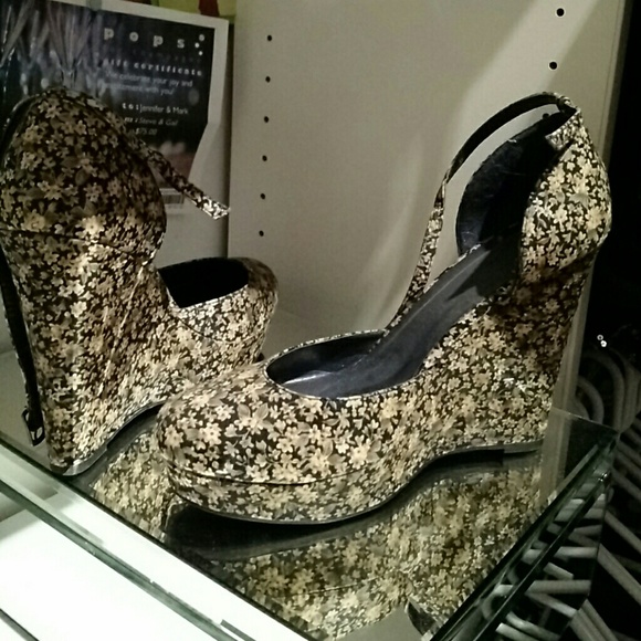 Floral wedge heels