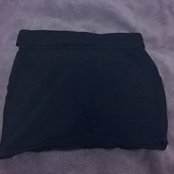 Fitted black skirt