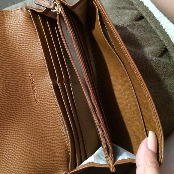 Michael kors purse with matching wallet - Picture 2 of 4