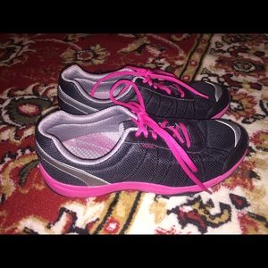 Vionic with Orthaheel black sneakers