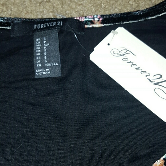 Adorable floral crop top!!! - Picture 2 of 4