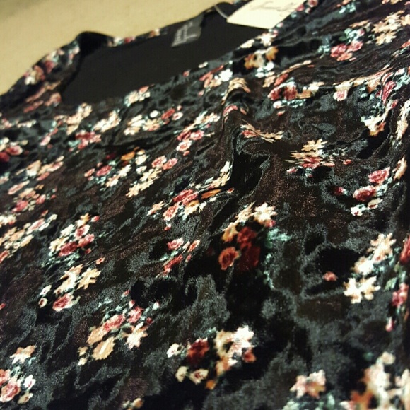 Adorable floral crop top!!! - Picture 3 of 4