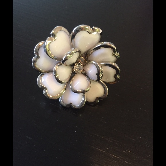 White flower ring