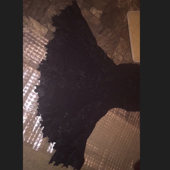 Lace black evening gown - Picture 2 of 4