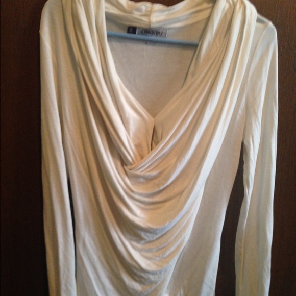 Jennifer Lopez off white low front shirt