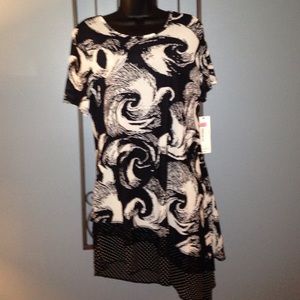 Very trendy Calessa black and white tunic top.