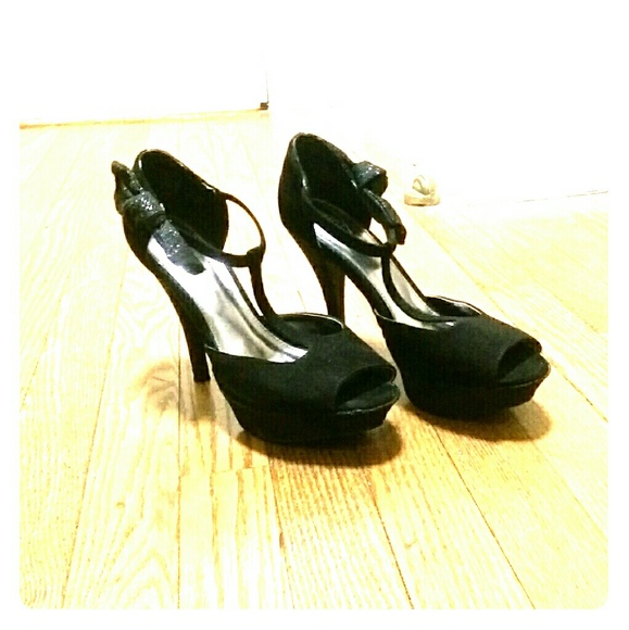 Black heels with shimmering
