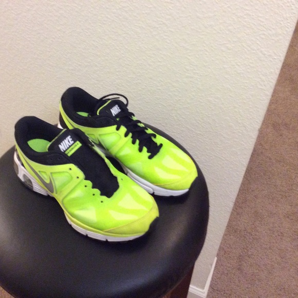 Tennis shoes