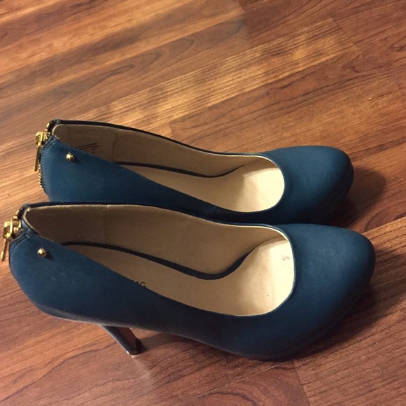 Shoes - Picture 4 of 4