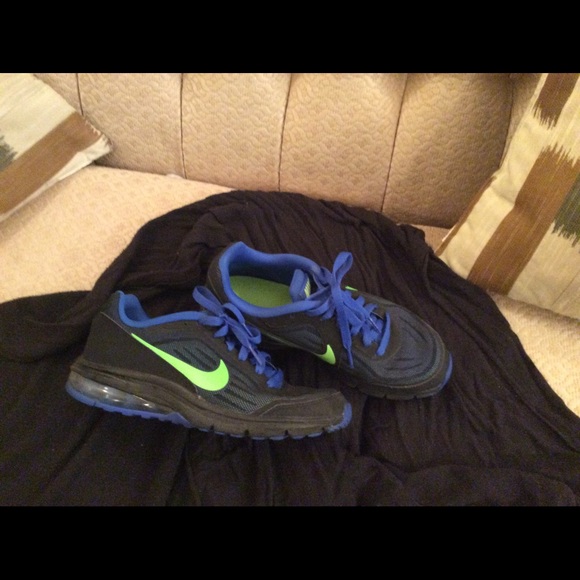 Tennis shoes