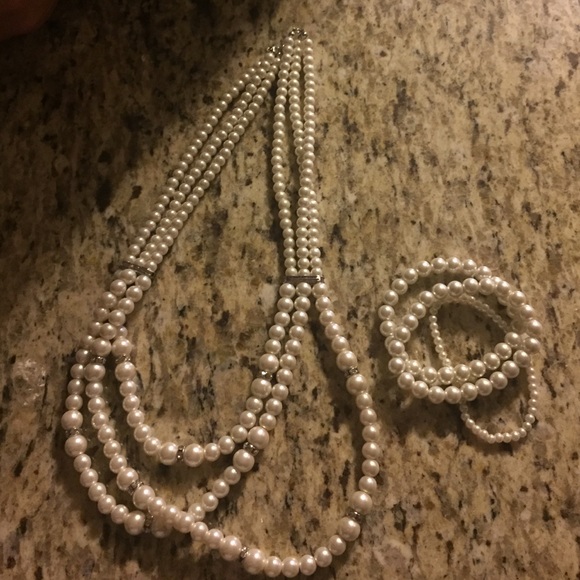 Pearl necklace/bracelets - Picture 1 of 3